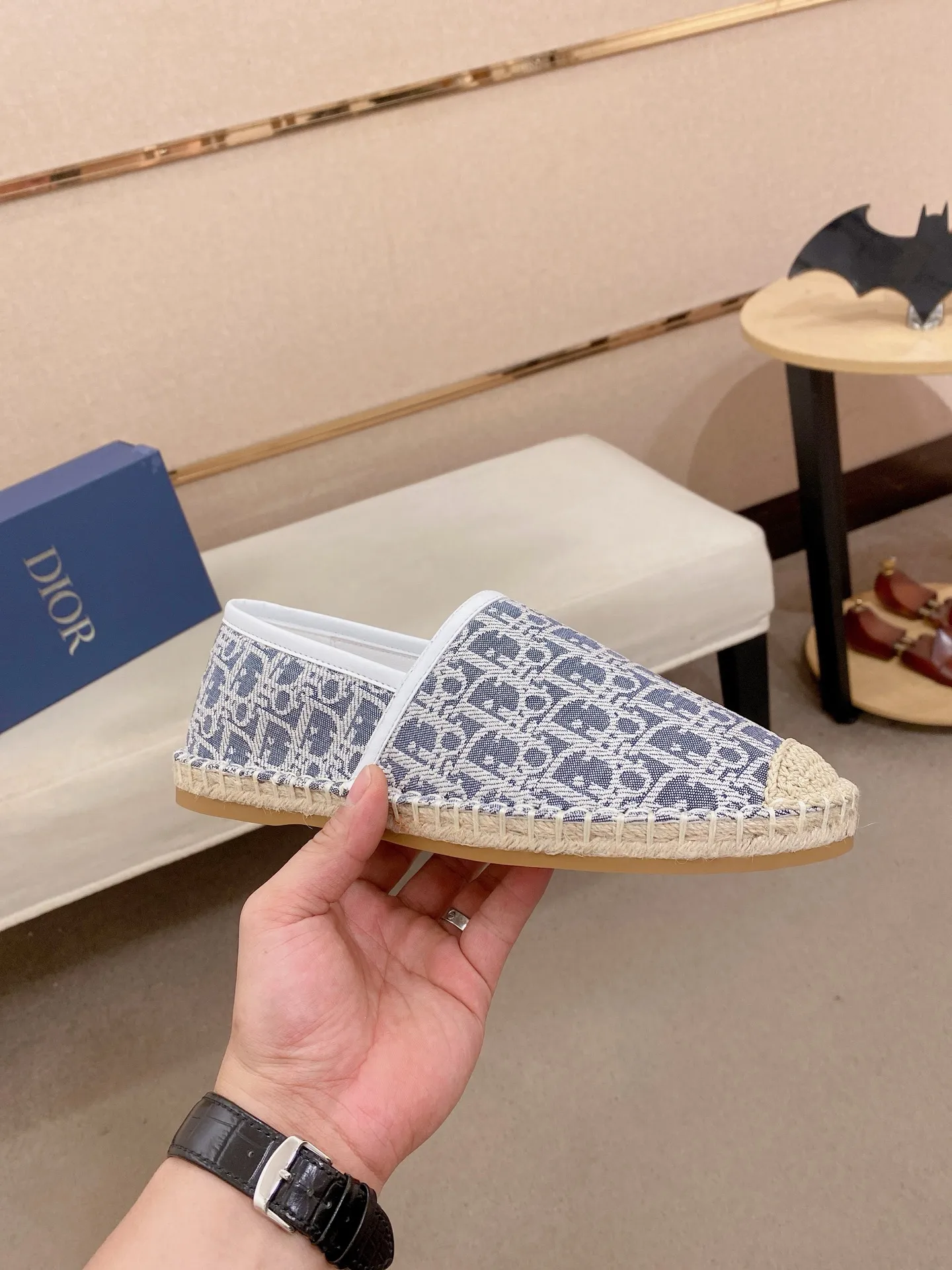 Factory price: 400💰High quality [Dior·Dior] 💫Men's latest slip-on Loaf casual shoes ✔️The original version is available at the counter simultaneously. 1:1 replica🏍️Fabrics: Italian imported fabrics, pure hand-drawn threads, raw rubber breathable and non-slip outsole, lining breathable and comfortable lambskin, 100% comfortable density, original rubber outsole wear-resistant ✔️Code number: 38-44, you deserve it, (Note: 37, 45, 46 can be customized, non-refundable and non-exchangeable)